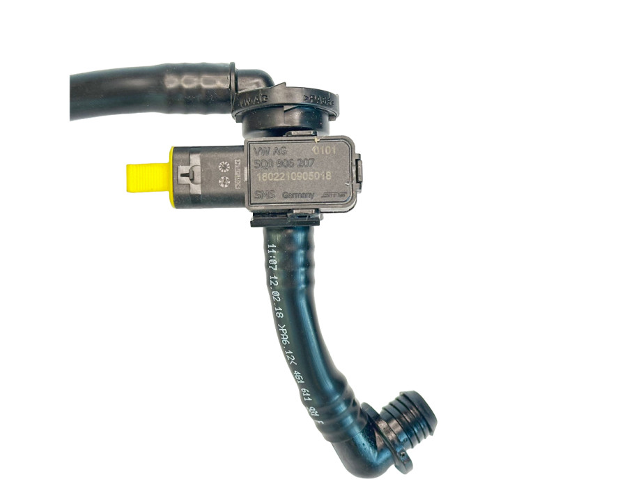 Шланг з клапаном  AUDI 4G1611931F